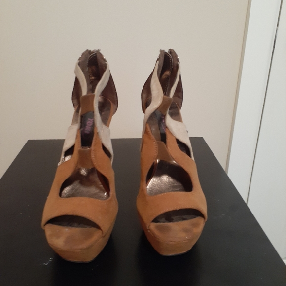 Brown & Tan heels - Picture 4 of 5